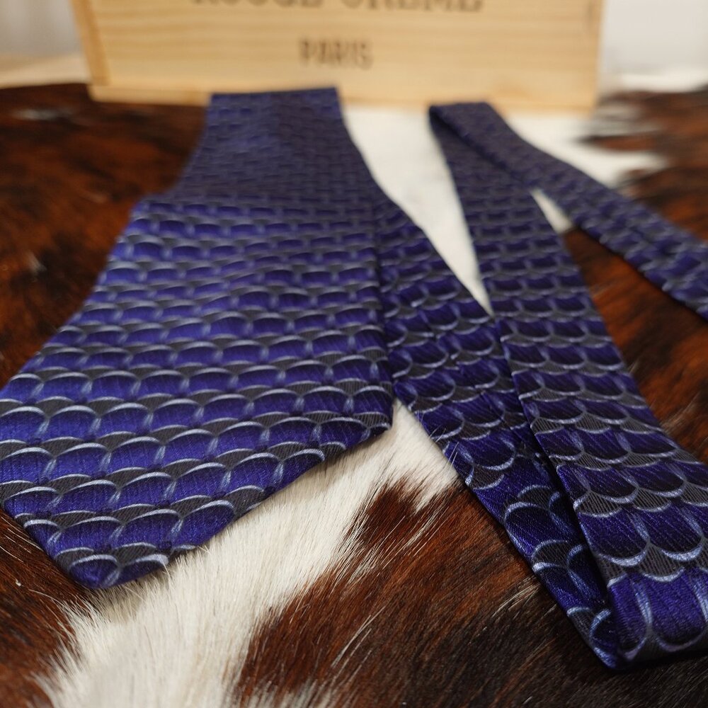 Zylos Blue, Black and White Fish Scale type pat